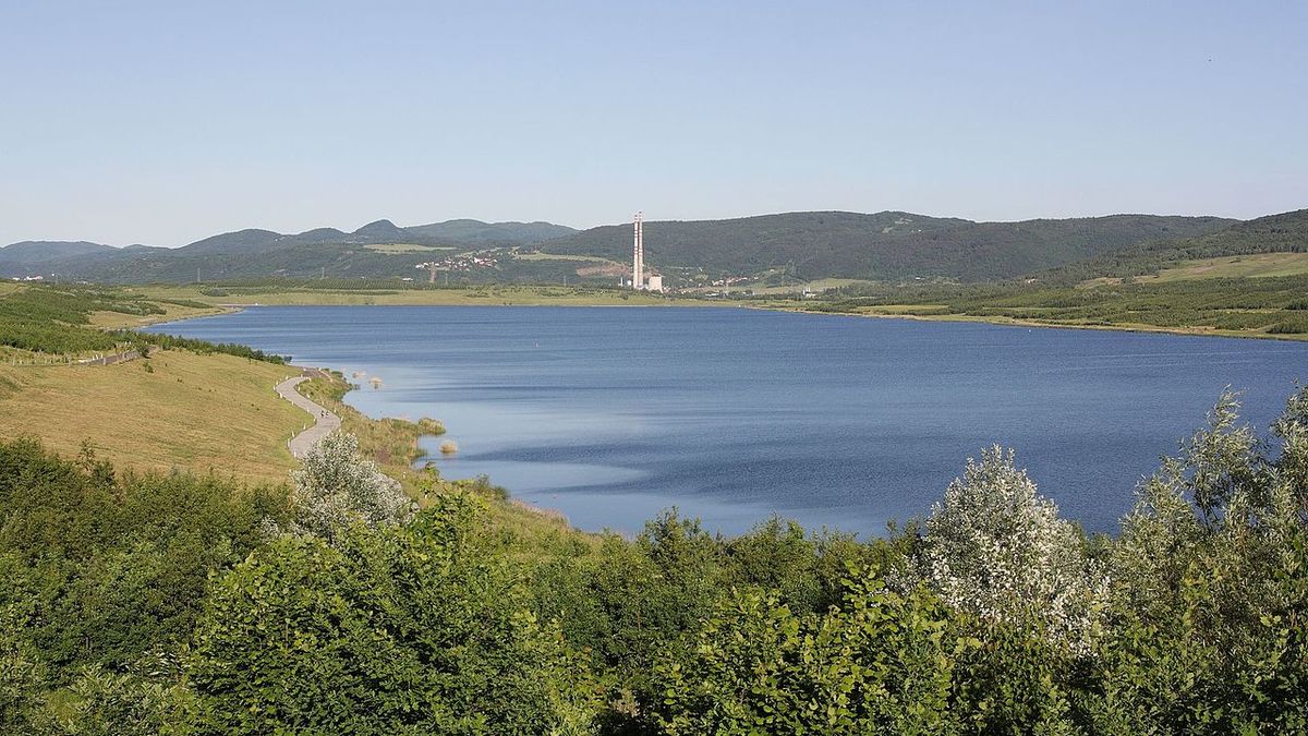 Kolem jezera Milada u Ústí cedule informují o zaniklých obcích